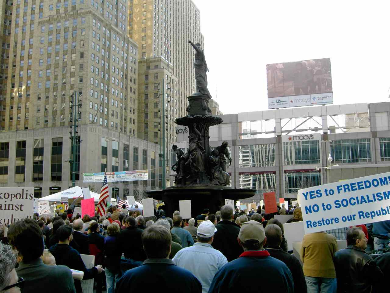 The crowd and Tyler Davidson Fountain (The Genuis of the Water)
